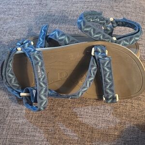 L.L. Bean Woman’s Blue Patterned Outdoor Strap Sandals Good Used Condition Sz 9